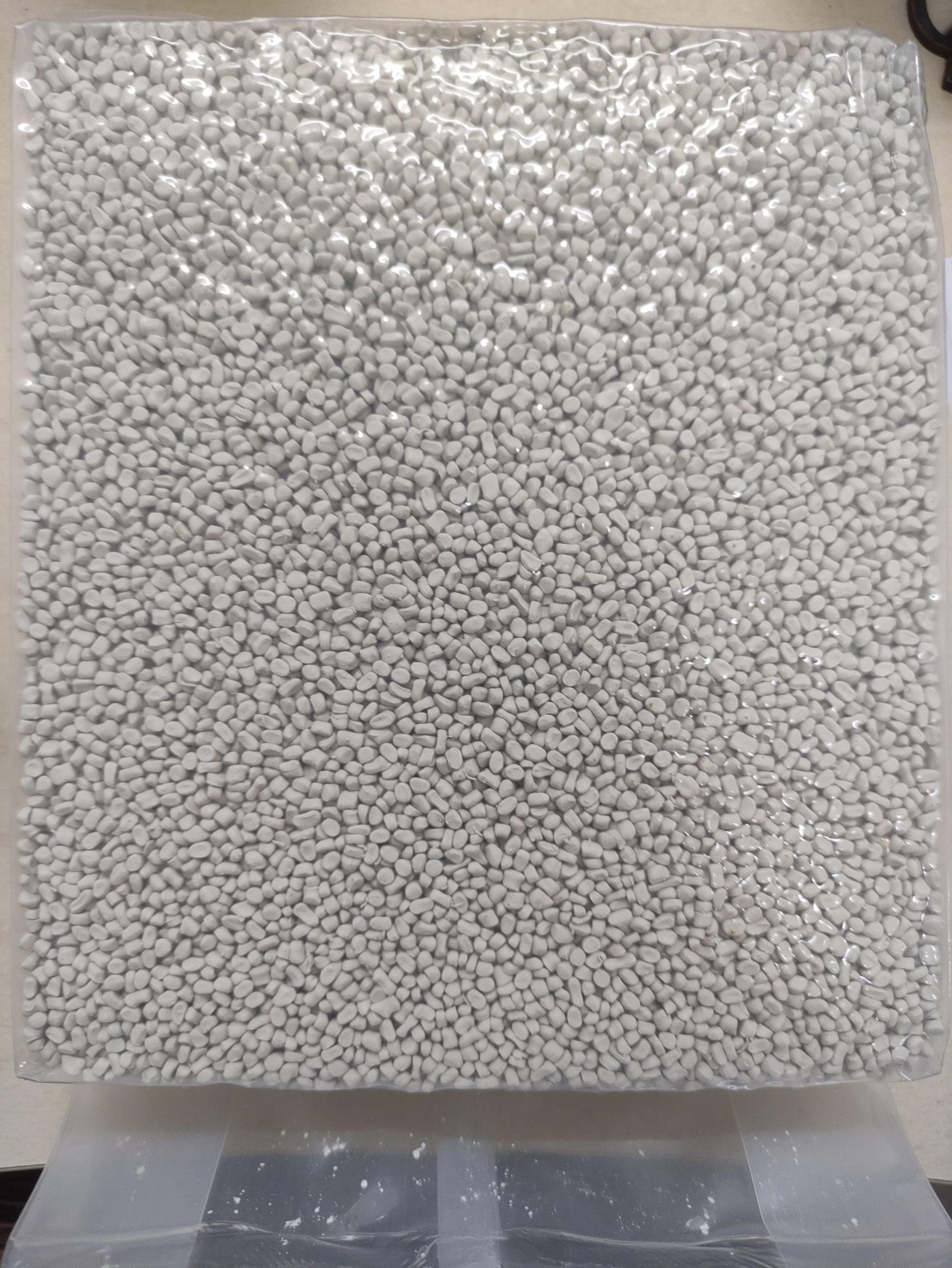 white Desiccant Masterbatch